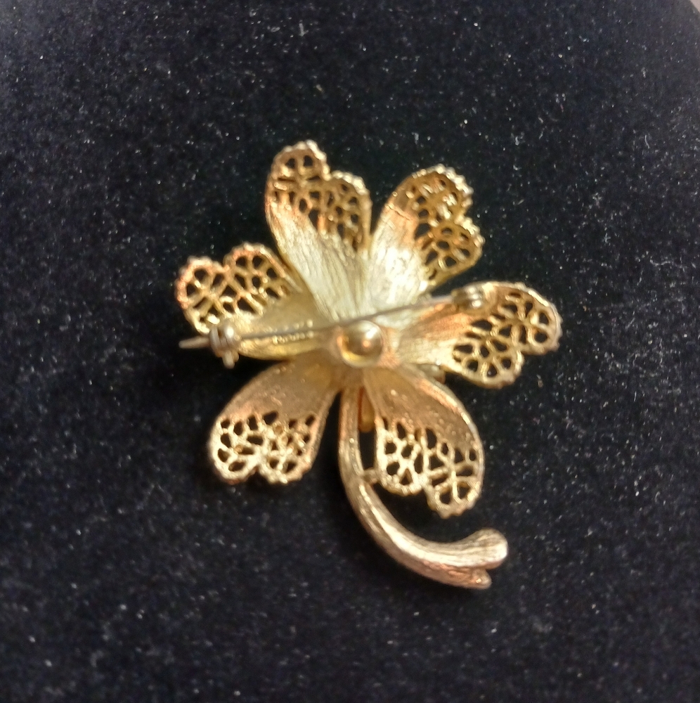 Vintage BSK Flower Brooch Textured Gold Tone Faux Pearl Rhinestone Signed - Picture 6 of 7